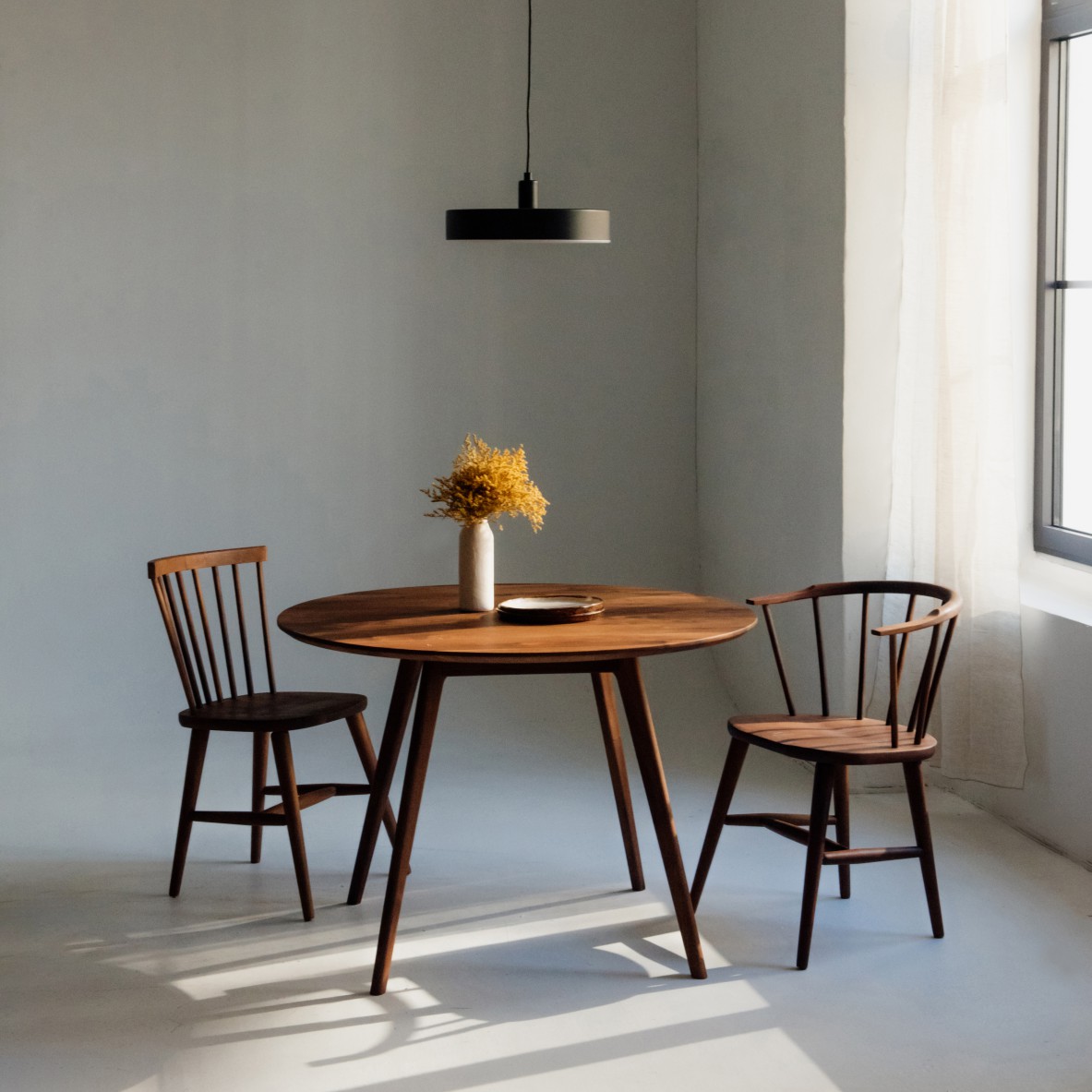 Dining table with round legs Homeblend Furniture
