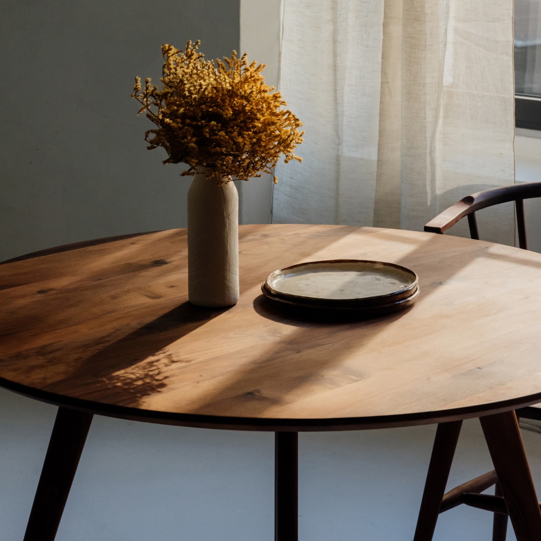 Dining table with round legs Homeblend Furniture